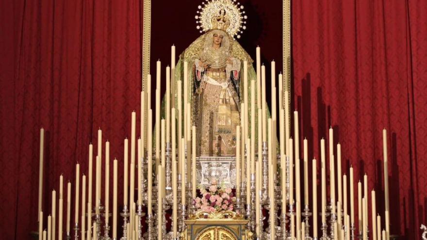 La Virgen de la Esperanza en su altar de cultos.