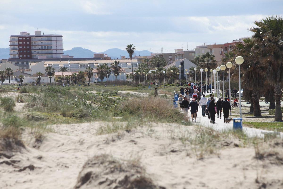 Vista del passeig marítim de Daimús a l’altura del tram de cordó dunar recuperat fa uns anys