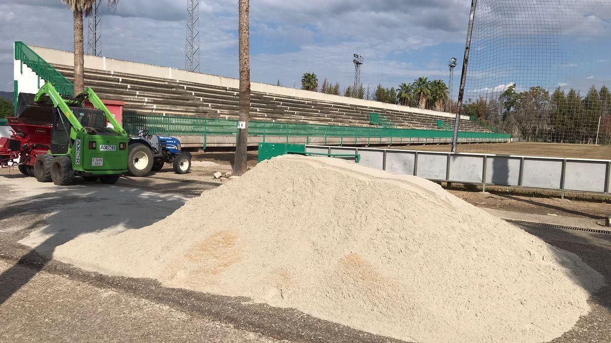 Inicio de los trabajos de siembra del campo 1 de la Ciudad Deportiva del Córdoba CF, la pasada semana.