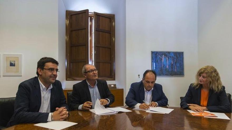 Los representantes del PSOE Mario Jiménez (i) y Juan Cornejo (2i), y de Ciudadanos Manuel Luzón(2d) e Irene Rivera (d), durante la firma, esta tarde en el Parlamento andaluz en Sevilla, de un acuerdo que permitirá la investidura de la candidata socialista, Susana Díaz, como presidenta de la Junta de Andalucía.