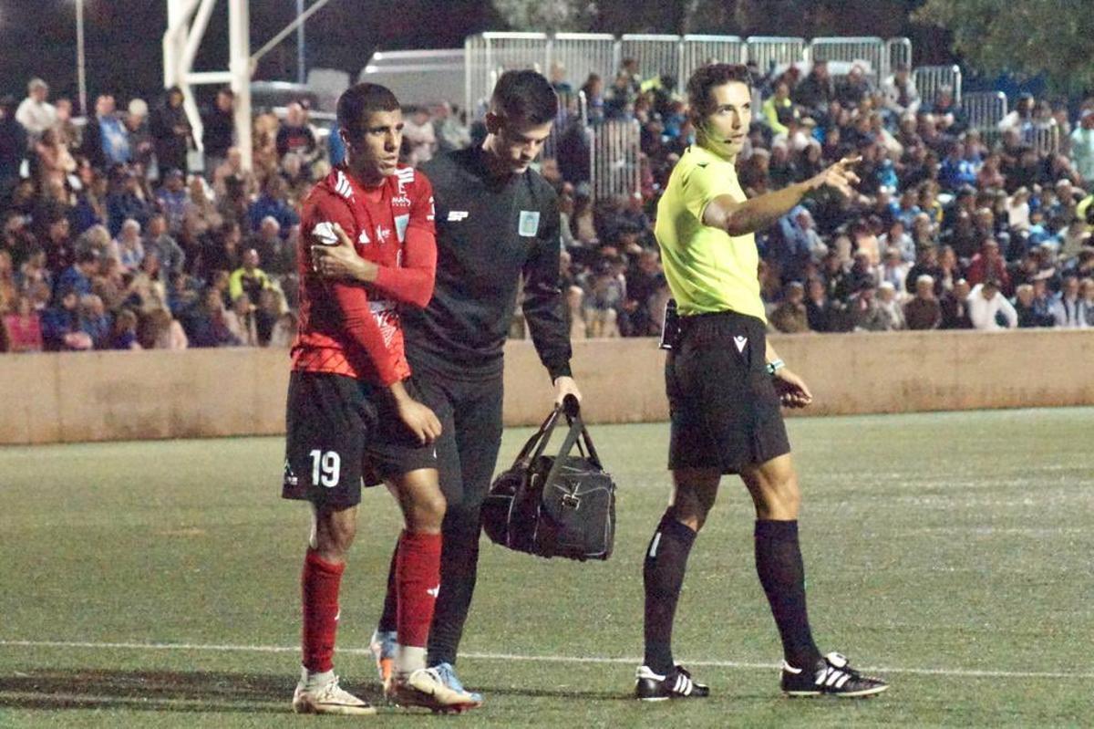 Mounir, jugador del Tarazona, es atendido en el partido de esta noche en Sa Plana