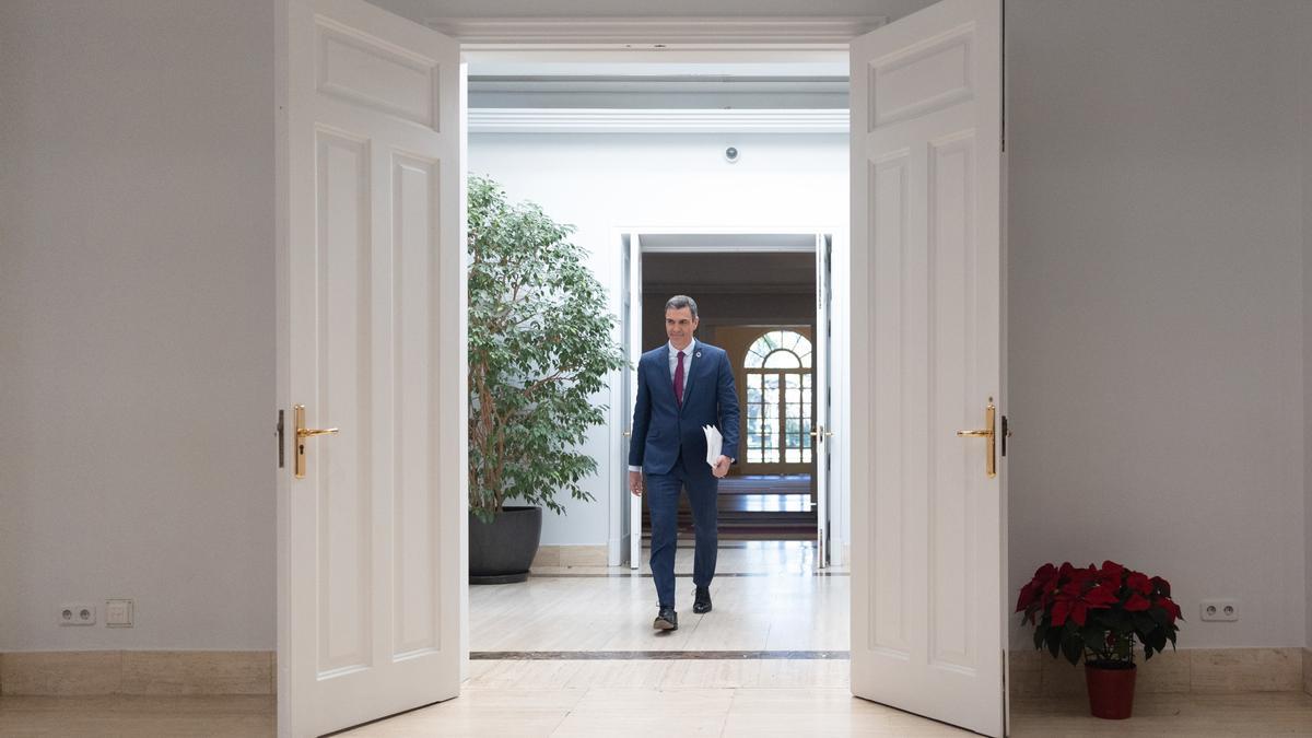 El presidente del Gobierno, Pedro Sánchez, a su llegada a una rueda de prensa tras el último Consejo de Ministros de este año.