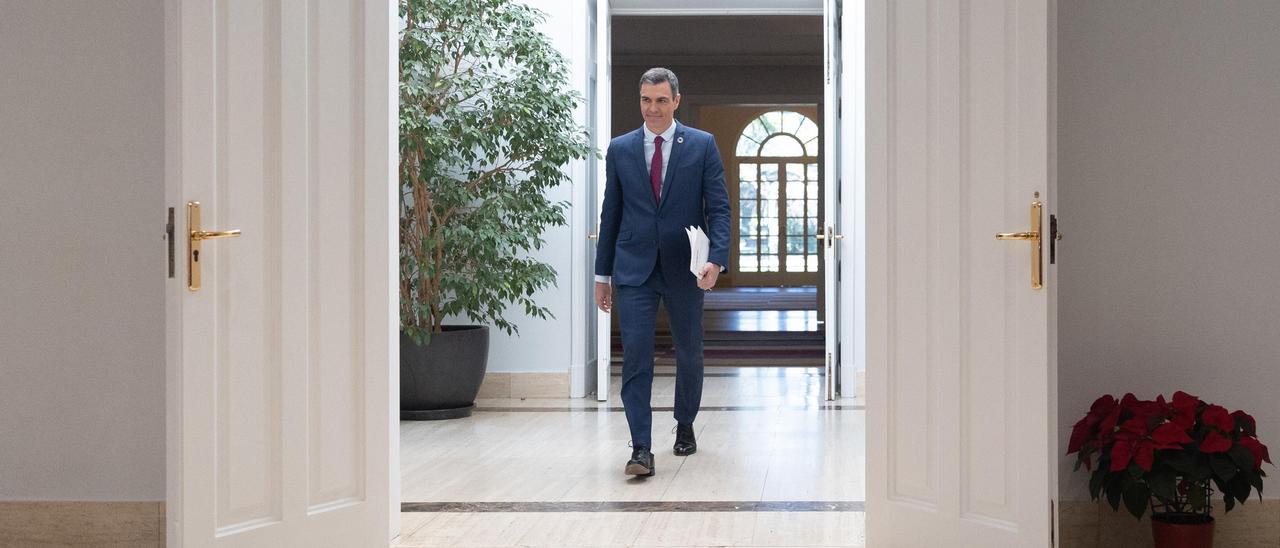 El presidente del Gobierno, Pedro Sánchez, a su llegada a una rueda de prensa tras el último Consejo de Ministros de este año.