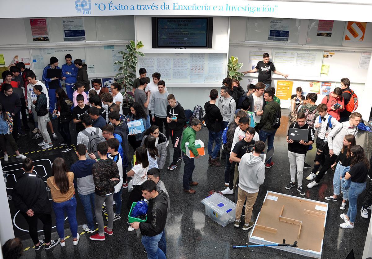 Asistentes a la última edición del concurso de robots de Escuela de Ingeniería Industrial de Vigo.