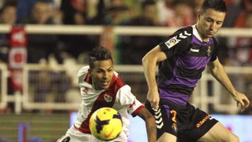 El Valladolid impone su dominio con una goleada en Vallecas