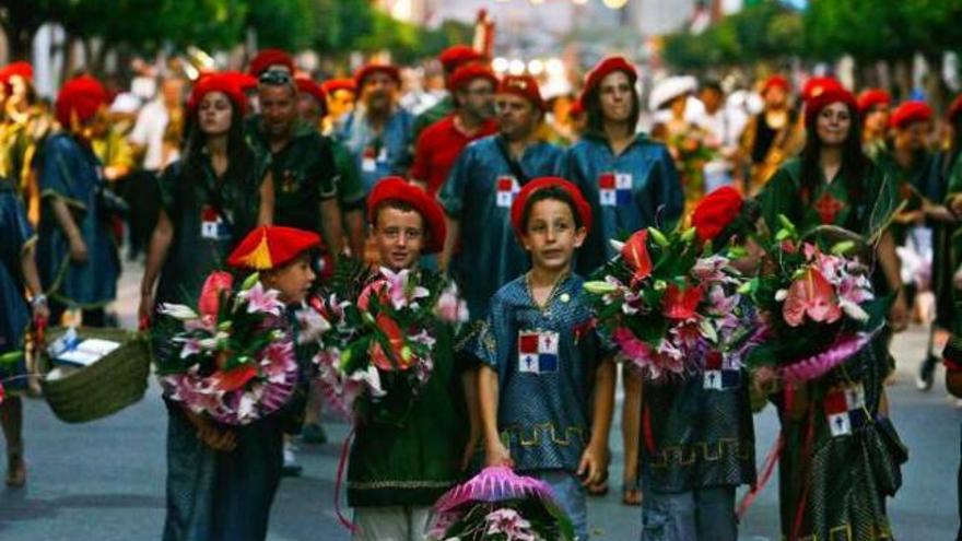 Agost rindió ayer homenaje a su patrón, San Pedro Apóstol, con la tradicional Ofrenda de Flores, que marcó el inicio de las Fiestas de Moros y Cristianos.