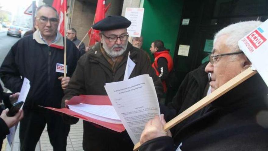 Un momento de la recogida de las reclamaciones antes de presentarlas, ayer.  // J. L. Oubiña