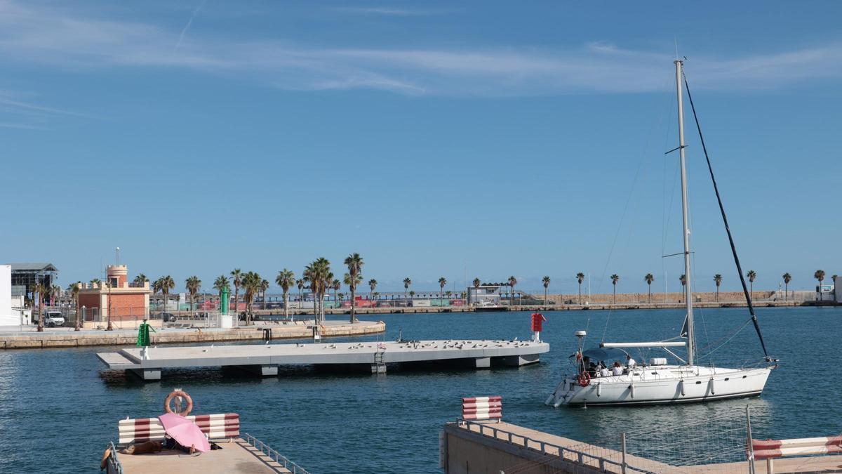 Imagen de la isla flotante situada en la dársena interior del puerto.