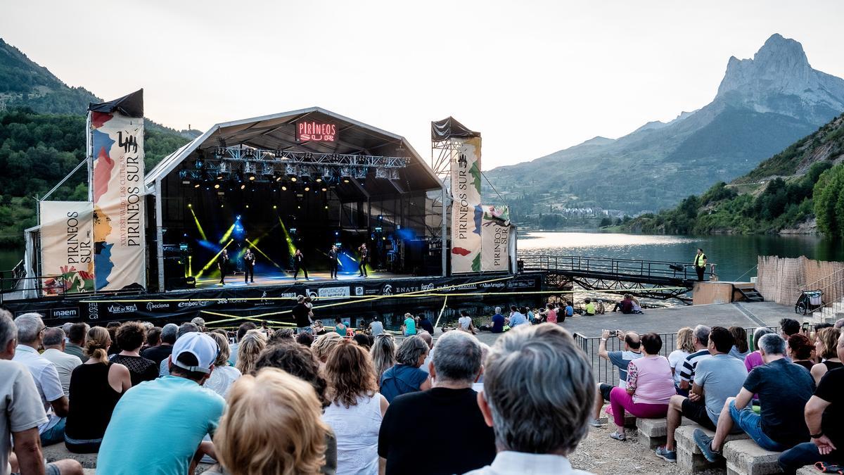 Actuación del grupo zaragozano b Vocal en el escenario de la Lanuza del Festival Pirineos Sur.