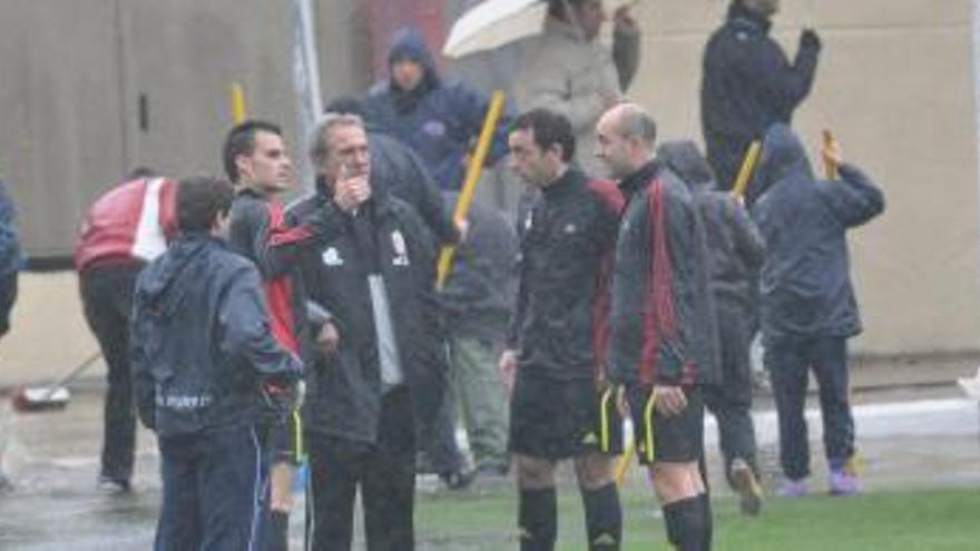 Instantánea tomada minutos antes de suspender el encuentro en el estadio Alfonso Marube.