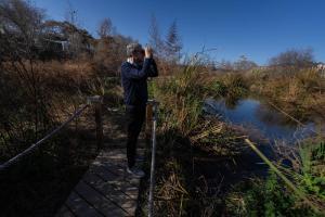 La laguna didáctica, en la margen derecha del río.