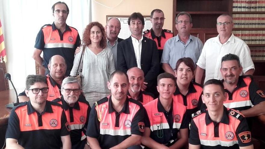 Els voluntaris de Protecció Civil, amb les autoritats locals.