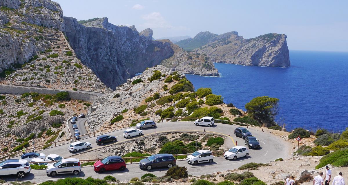 Carretera repleta de coches en Mallorca