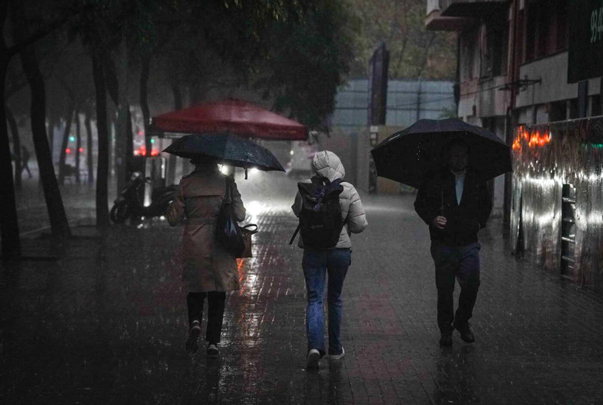 Lluvia intensa en el barrio de Sants de Barcelona, la mañana del 6 de noviembre