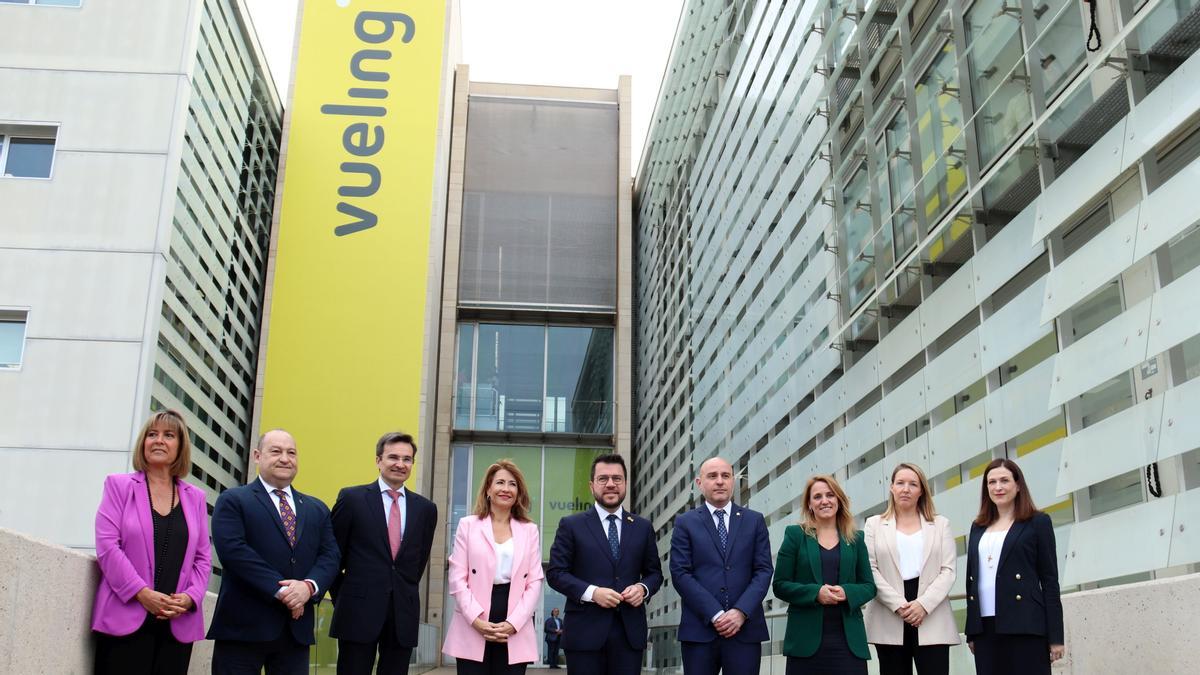 Foto de família a la visita institucional a la nova seu de Vueling a Viladecans encapçalada per la ministra de Transports, Raquel Sánchez i el president del Govern, Pere Aragonès  Aina Martí / ACN