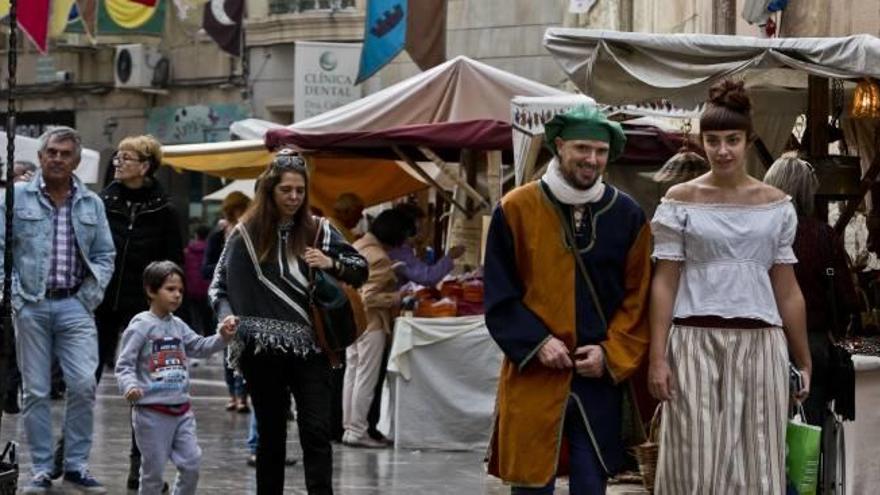 Más de 140 puestos abren la gran fiesta medieval de Elche