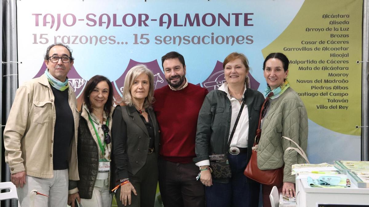 José María Muñoz Godoy, gerente de TAGUS, con técnicos y autoridades, ayer en el stand de FIO.