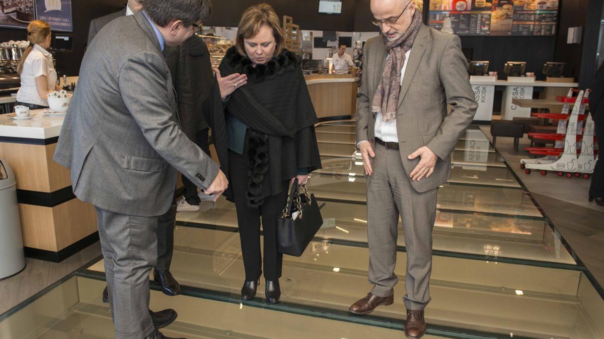 La superintendente de Arqueología de Roma Alfonsina Russo y el administrador delegado de McDonald's Italia Mario Federico admiran el fragmento de Via Apia situado bajo el local de comida rápida.