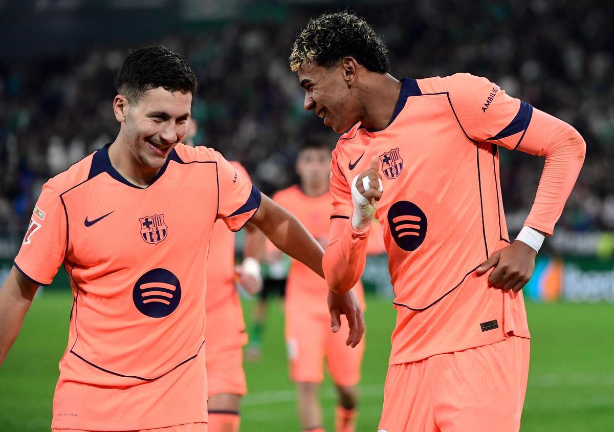 Roony Bardghji y Lamine Yamal, durante el triunfo del Barça frente al Betis en La Cartuja.