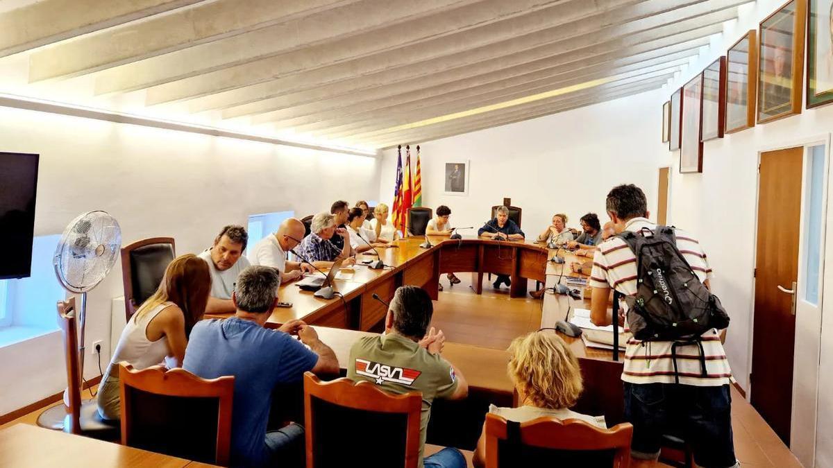 Una imagen de la reunión del miércoles entre el alcalde Ferragut y los vecinos afectados.