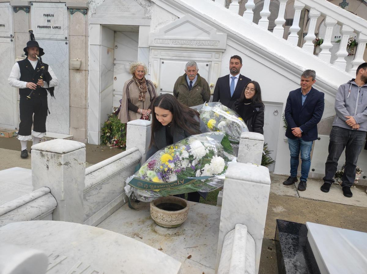 Alejandra Álvarez deposita uno de los ramos en la tumba de Severo Ochoa en presencia del público asistente a la ofrenda.
