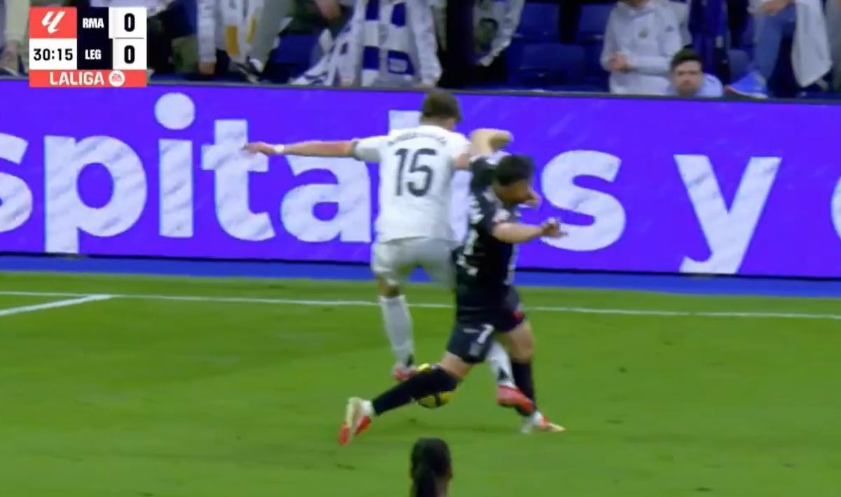 Imagen del penalti de Óscar sobre Arda Güler