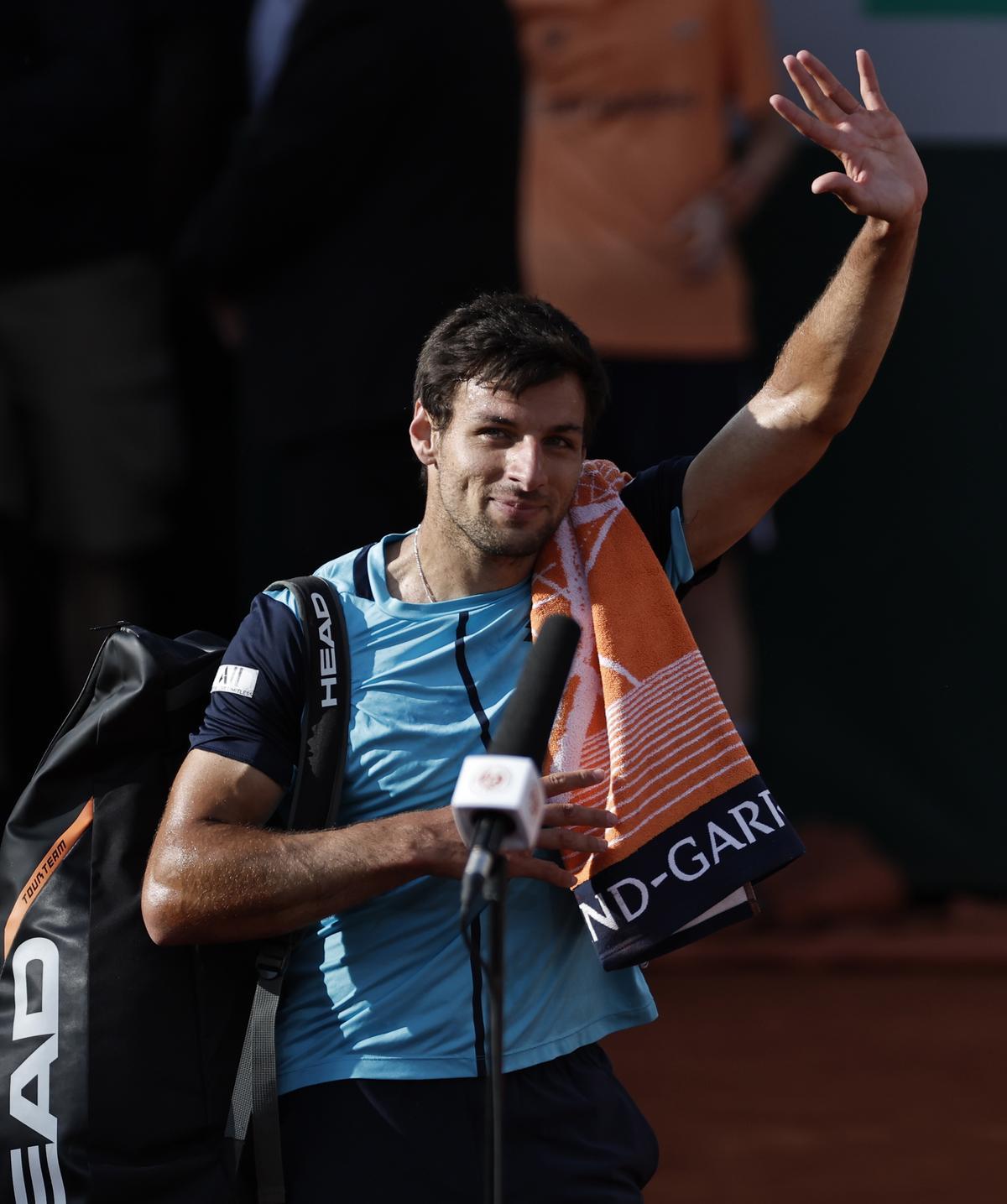 El momento en el que 'Berni', valenciano de 25 años, abandona entre vítores la segunda pista de Roland Garros