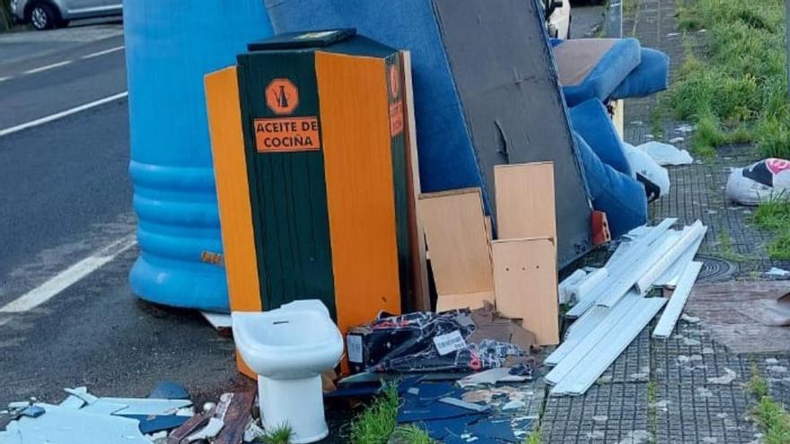 Imagen de archivo de basura y residuos inertes junto a unos contenedores en Rois.