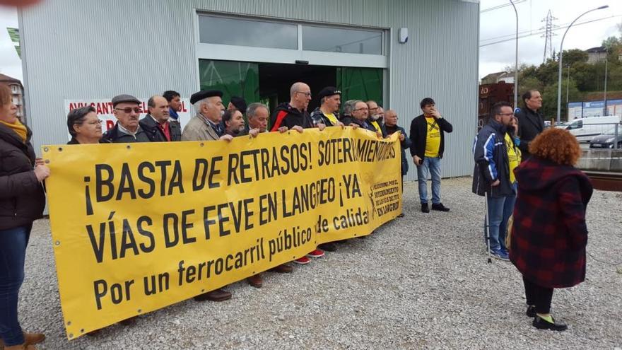 Los vecinos, con el Alcalde, en plena protesta