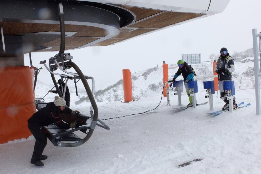 Primer día de esquí en la estación de Fuentes de Invierno