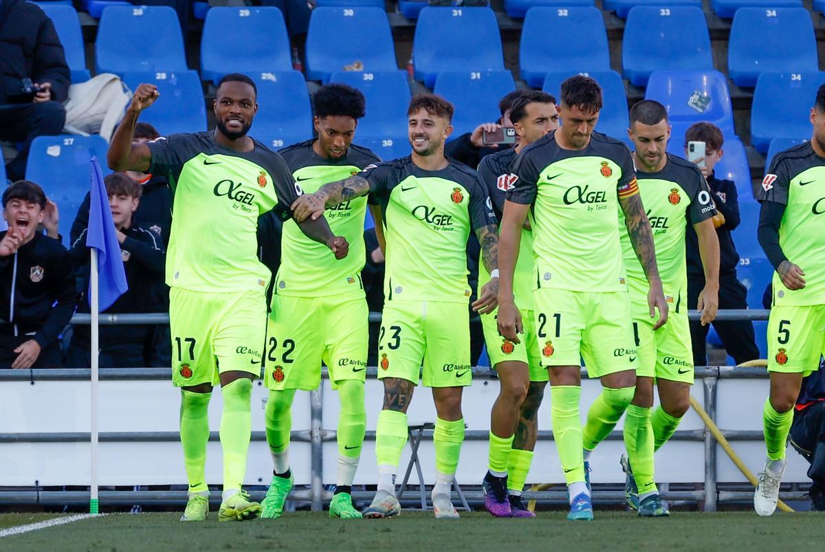Larin celebra el gol que ha puesto al Mallorca con 30 puntos. Larin celebra el gol que ha puesto al Mallorca con 30 puntos.