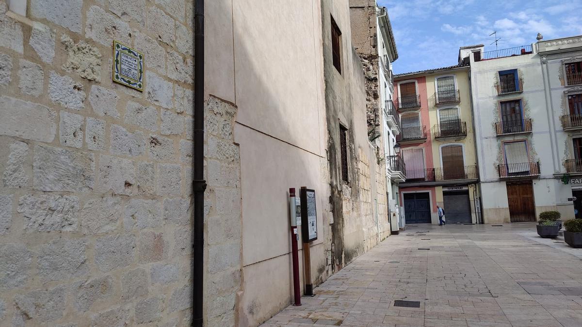 Una de las marcas que indican la altura a la que llegó el agua durante la pantanada de Tous en Alzira.