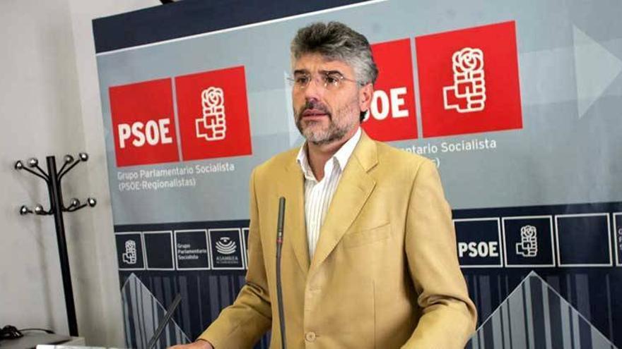 El PSOE pide que Monago resuelva problemas y no se dedique a los &quot;problemas&quot; del PP