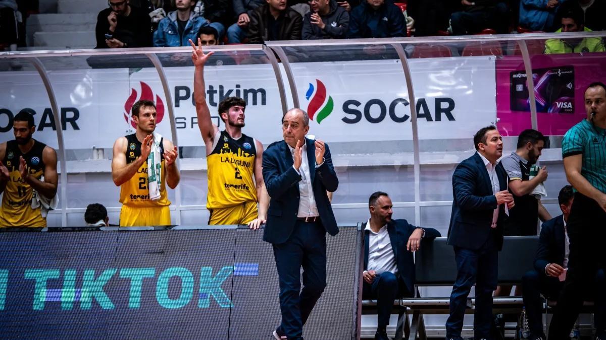 Vidorreta aplaude una acción de su equipo en el partido ante el Aliaga Petkimspor.