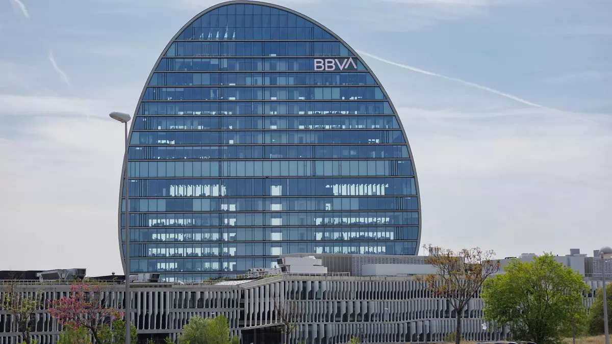 BBVA ajusta de nuevo el canje de su OPA por el dividendo de Sabadell