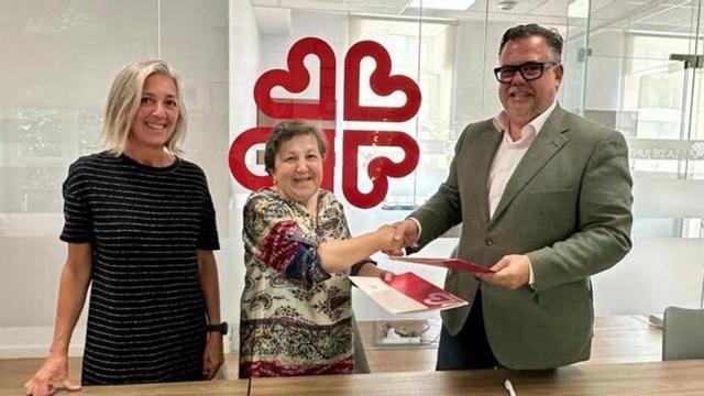 La gerente de Arroupa Moda Re-, Isabel Fraga; la directora de Cáritas Diocesana de Santiago, Pilar Farjas y el CEO de WIM Studio, Pablo García-Bodaño, durante la firma del convenio