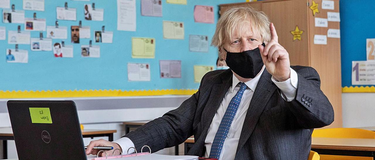 El primer ministro británico, Boris Johnson, durante la visita que realizó ayer a una escuela londinense.