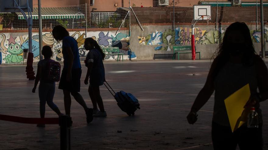 Baixen a 1.571 els grups escolars aïllats  i a 37.251 les persones en quarantena