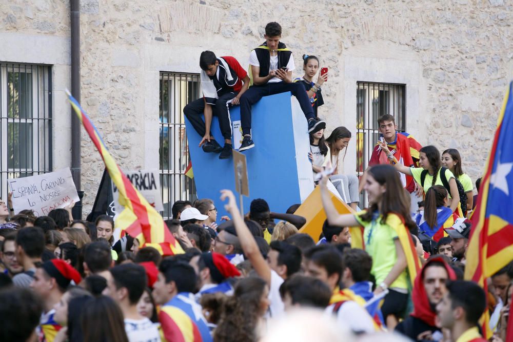 Manifestació d'estudiants universitaris i de secundària al centre de Girona