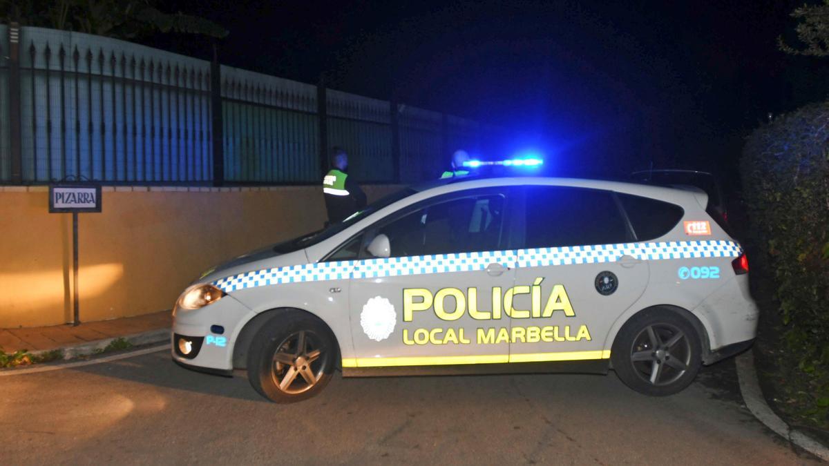 Un coche de la policía local de Marbella, en una iamgen de archivo.