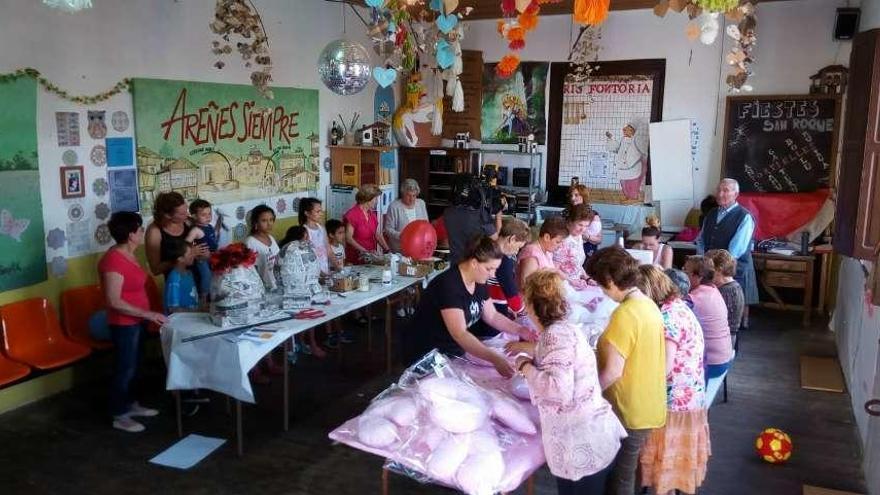 Participantes en los talleres de elaboración de cabezudos y cojines solidarios en las escuelas de Areñes.
