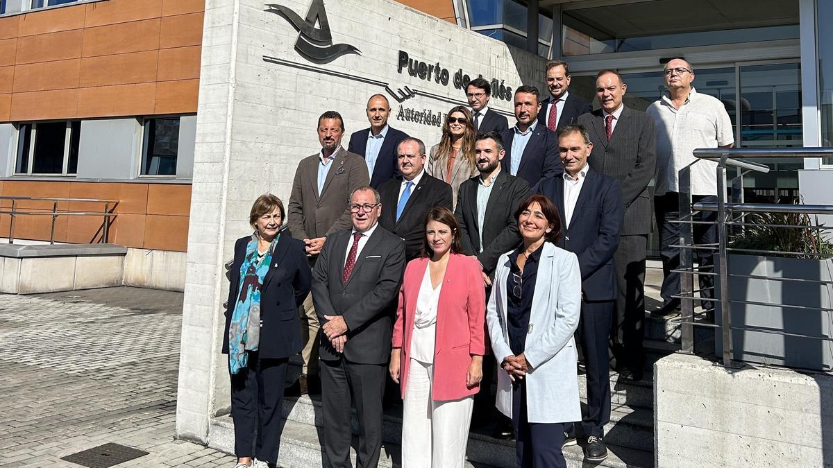 De izquierda a derecha y desde la primera fila, Mariví Monteserín, Santiago Rodríguez Vega, Adriana Lastra, Almudena Martínez; Eloy Alonso, Isaac Pola, Jorge García, Jorge Suárez; Daniel Vega, Carolina Peral, Daniel González, Javier Martín Santo Domingo; Ramón Muñoz-Calero, Ignacio Alvargonzález y Bernardo Álvarez, ayer.