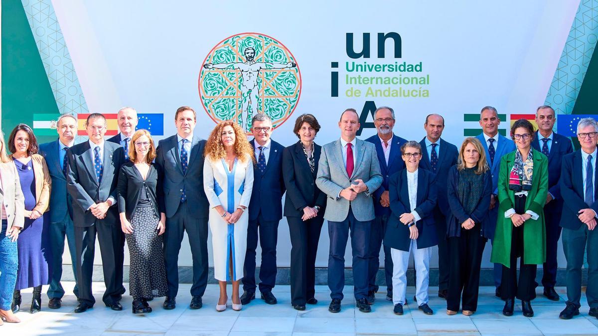 Foto de familia del nuevo equipo de gobierno de la UNIA en el acto de la toma de posesión.