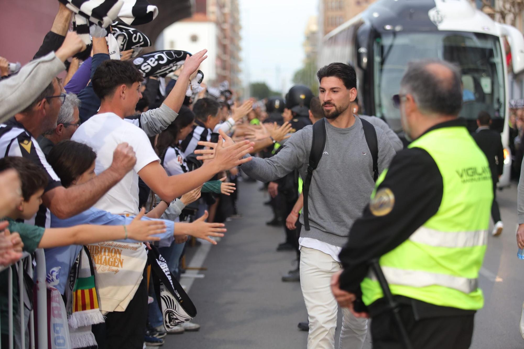Galería de imágenes: Caluroso recibimiento de la afición al Castellón frente al Almería