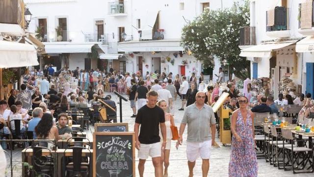 Terrazas de bares y restaurantes en el casco histórico de Dalt Vila