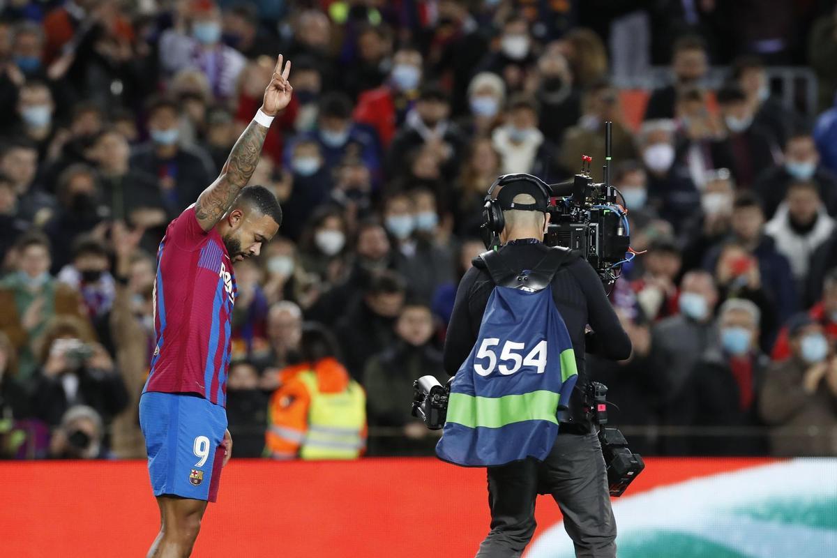 FC Barcelona’s forward Memphis Depay (L) celebrates after scoring the 4-0 during the Spanish LaLiga soccer match between FC Barcelona and Athletic Bilbao held at Camp Nou stadium in Barcelona, Spain, 27 February 2022. EFE/Alberto Estevez
