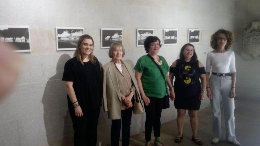 Exposición “paseantes” de Ana Fernández en la Capela do Hospital de Cangas, hasta el 28 de abril