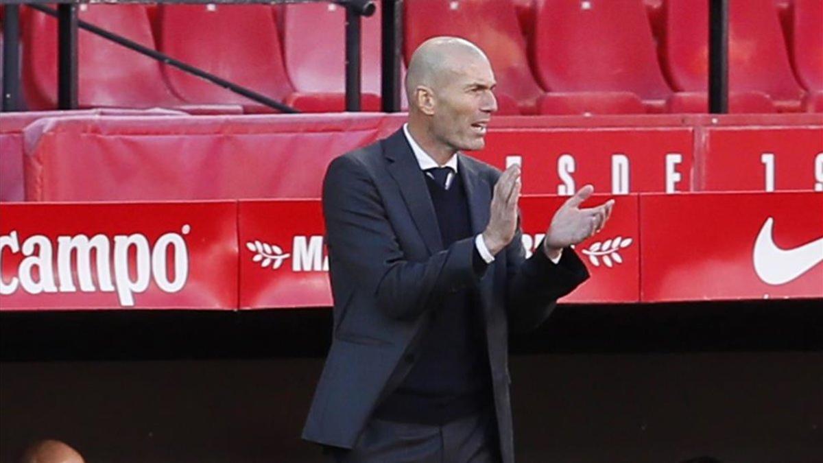 Zidane salva otro momento complicado en el banquillo