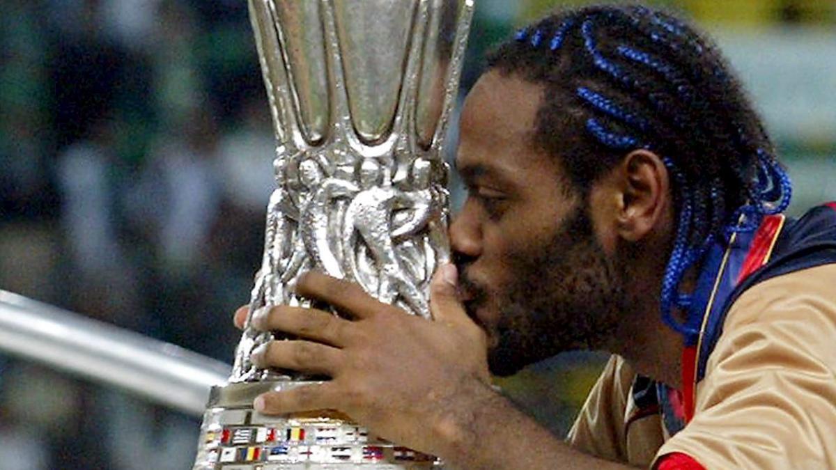 Vagner Love besa la Copa de la UEFA en 2005