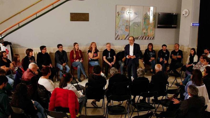 El elenco de La Tijera con el director del Principal en el encuentro con el público.